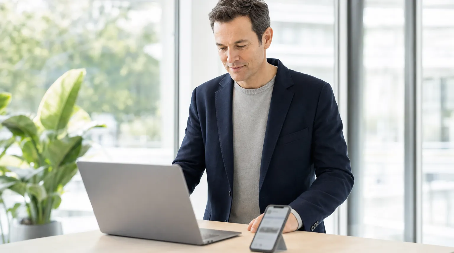 Berater prüft Newsletter und LinkedIn-Beitrag, die Content Butler vorbereitet hat Berater prüft Newsletter und LinkedIn-Beitrag, die Content Butler vorbereitet hat